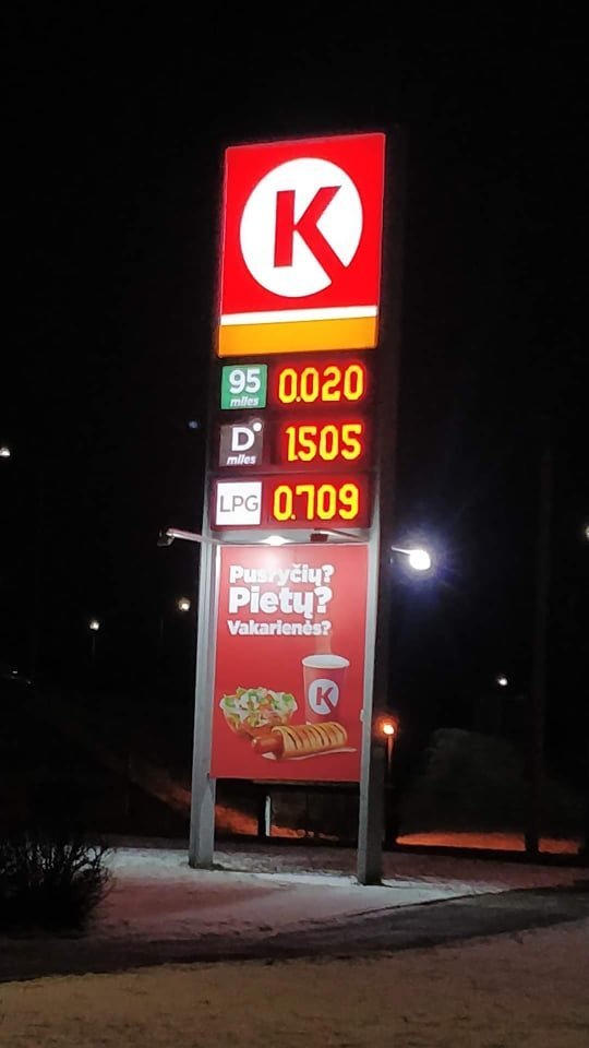 Trečiadienis kai kuriems vairuotojams prasidėjo džiaugsmingai, nes „Circle K Lietuva“ degalinės švieslentėje pasirodė neįtikėtina kaina už benziną.<br>lrytas.lt skaitytojo nuotr.