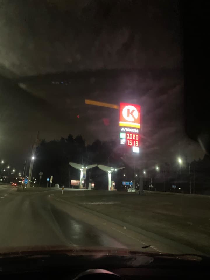 Trečiadienis kai kuriems vairuotojams prasidėjo džiaugsmingai, nes „Circle K Lietuva“ degalinės švieslentėje pasirodė neįtikėtina kaina už benziną.<br>lrytas.lt skaitytojo nuotr.