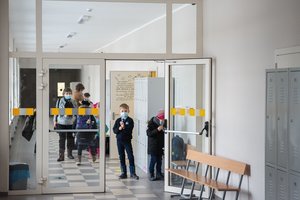 Dėl kaukių pradinukams kreipiamasi į Konstitucinį Teismą