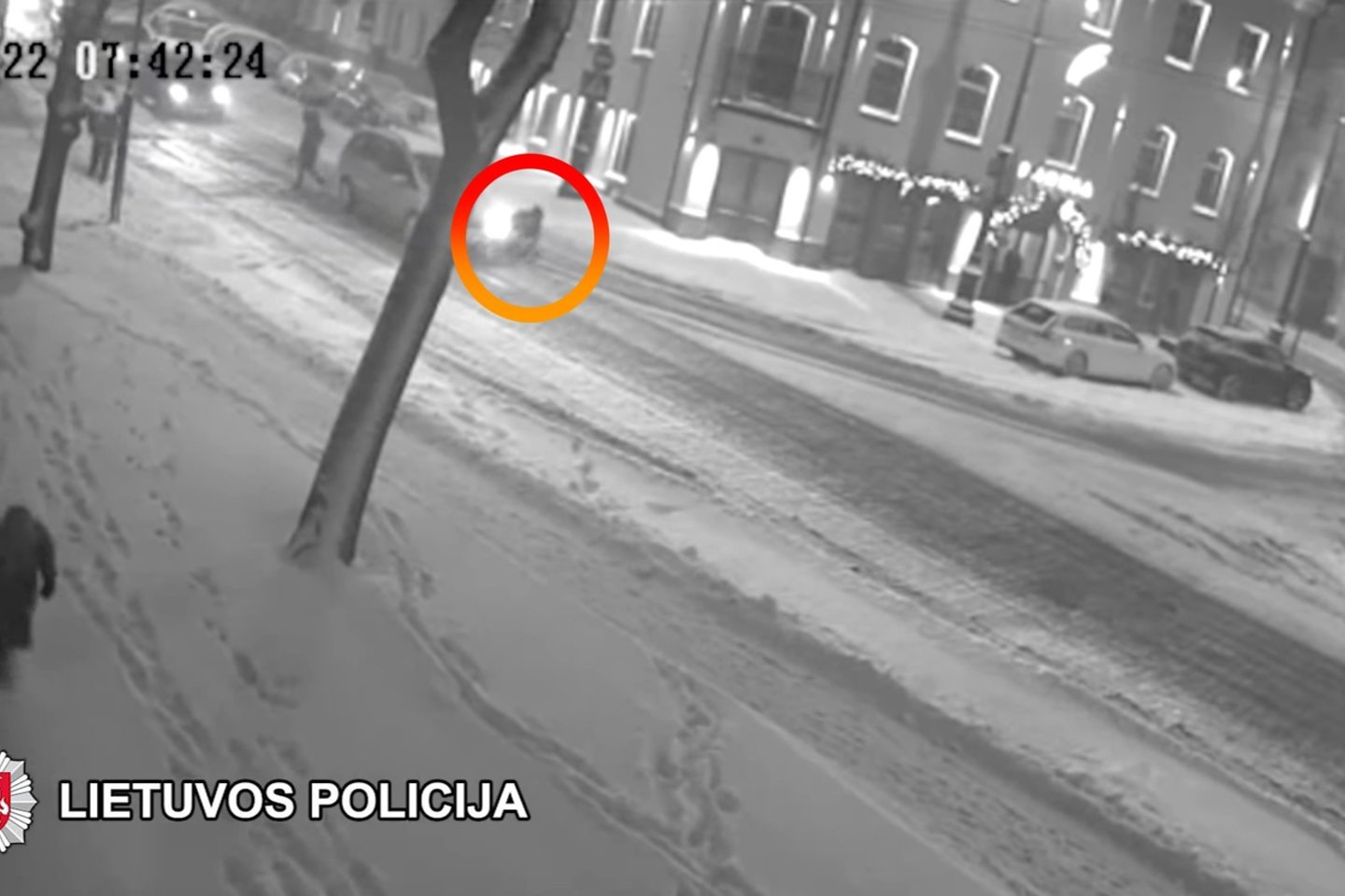  Vilniaus policija ragina atsiliepti pėsčiąją partrenkusį vairuotoją – avarija užfiksavo vaizdo kameros.<br> Stop kadras iš vaizdo medžiagos