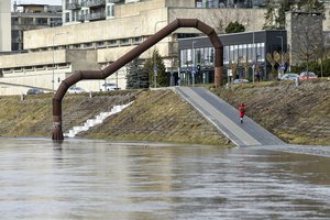 Ištvinusi Neris sostinės centre paskandino krantinę