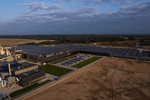 90 mln. eurų investicijos: VMG grupė N. Akmenėje pradėjo baldų gamybą