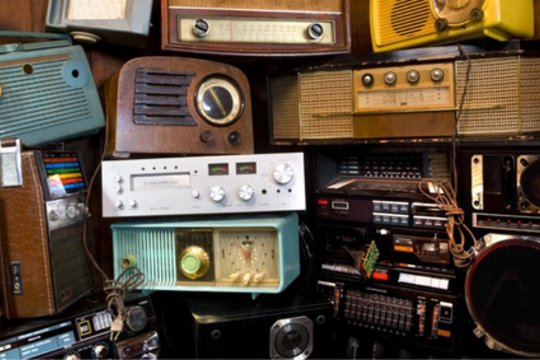 Radijo prietaisų evoliucija: nuo masyvių grotuvų – iki skaitmeninių imtuvų