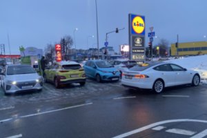 Nusipirko elektromobilį, o dabar neturi kur jo pakrauti: ministerija atšovė, kad reikėjo mąstyti anksčiau