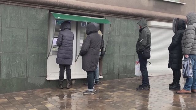 Ukrainos bankams ir vyriausybės svetainėms smogė kibernetinė ataka: prie bankomatų – eilės
