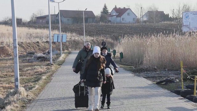 Išgąsčio kupini ukrainiečiai su šeimomis bėga iš Ukrainos: kerta Lenkijos sieną