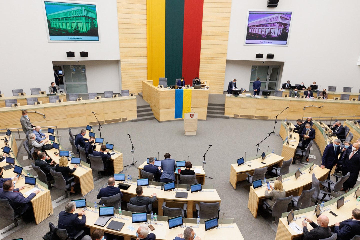 Dėl Rusijos karinių veiksmų prieš Ukrainą Lietuvoje paskelbus nepaprastąją padėtį, ketvirtadienio vakarą skubiai sušaukta neeilinė Seimo sesija.<br>T.Bauro nuotr.