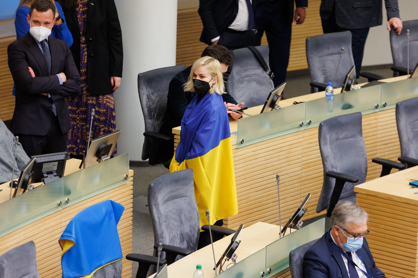 Dėl Rusijos karinių veiksmų prieš Ukrainą Lietuvoje paskelbus nepaprastąją padėtį, ketvirtadienio vakarą skubiai sušaukta neeilinė Seimo sesija.<br>T.Bauro nuotr.