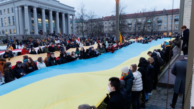 Akimirkos iš sostinėje vykusios palaikymo akcijos Ukrainai: susirinko tūkstančiai vėliavomis nešinų žmonių