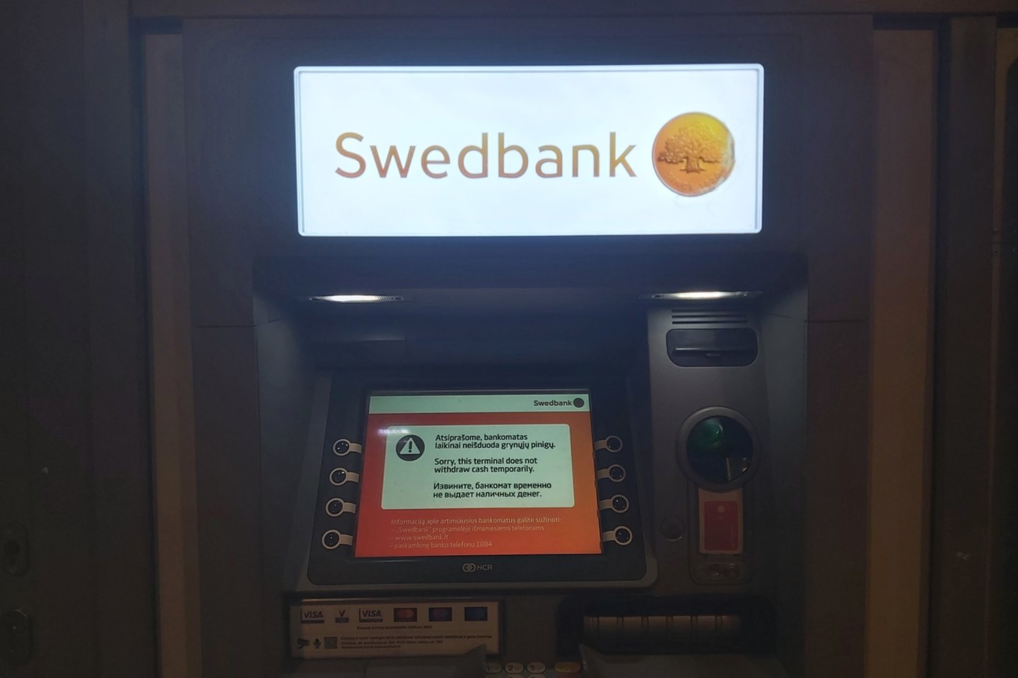 Ketvirtadienio vakarą Vilniuje, prie Šeškinės g. 32 esančios „Iki“ parduotuvės, grynųjų nebeišdavė „Swedbank“ ir „Luminor“ bankomatai.<br>I.Danieliūtės nuotr.