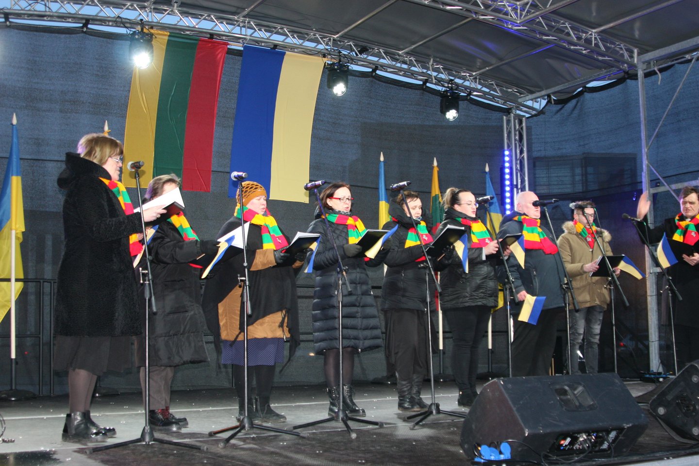 Jaudinančiai nuskambėjo Česlovo Sasnausko kamerinio choro giedamas Ukrainos himnas.