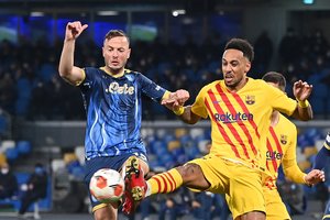 Keturis įvarčius „Napoli“ ekipai atseikėjusi „Barcelona“ pateko į sekantį Europos lygos etapą