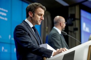 E. Macronas: naudinga „palikti atvirą kelią“ dialogui su V. Putinu