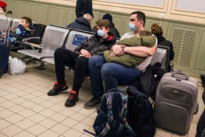 Šimtai Rusijos agresijos iš namų išvarytų ukrainiečių glaudžiasi Lenkijos geležinkelio stotyje: „Gyvenimas pasikeitė per pusdienį“