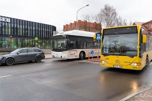 Netvarka judrioje Panevėžio sankryžoje: autobusus blokuoja taisykles pažeidinėjantys automobilių vairuotojai