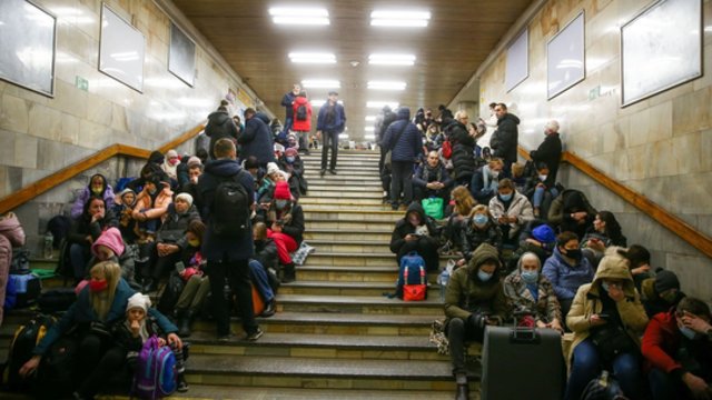 Užfiksuota: daugybė karo įbaugintų ukrainiečių slepiasi Kijevo metro stotyse