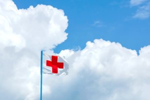 „Tele2“ teikia įrangą Ukrainos žmonėms padedančiam „Raudonajam Kryžiui“ ir kviečia verslus susivienyti