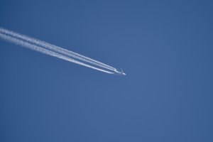 Sankcijų griebiasi ir Rusija: uždarė savo šalies oro erdvę Jungtinės Karalystės lėktuvams