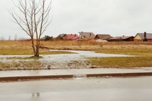 Kėdainiuose skęsta gyvenamuoju kvartalu verčiami laukai, teko skubiai gelbėti naujakurius 