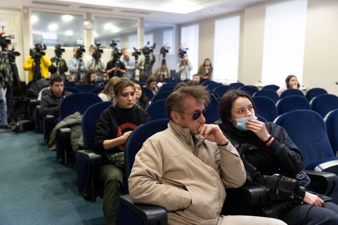 Dviejų „Oskarų“ laureatas buvo nufotografuotas vyriausybės spaudos konferencijoje Kijeve.<br>Scanpix/AFP nuotr.