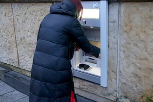 Bankomatai tuštėja greičiau: lietuviai ketvirtadienį išsigrynino dvigubai daugiau eurų
