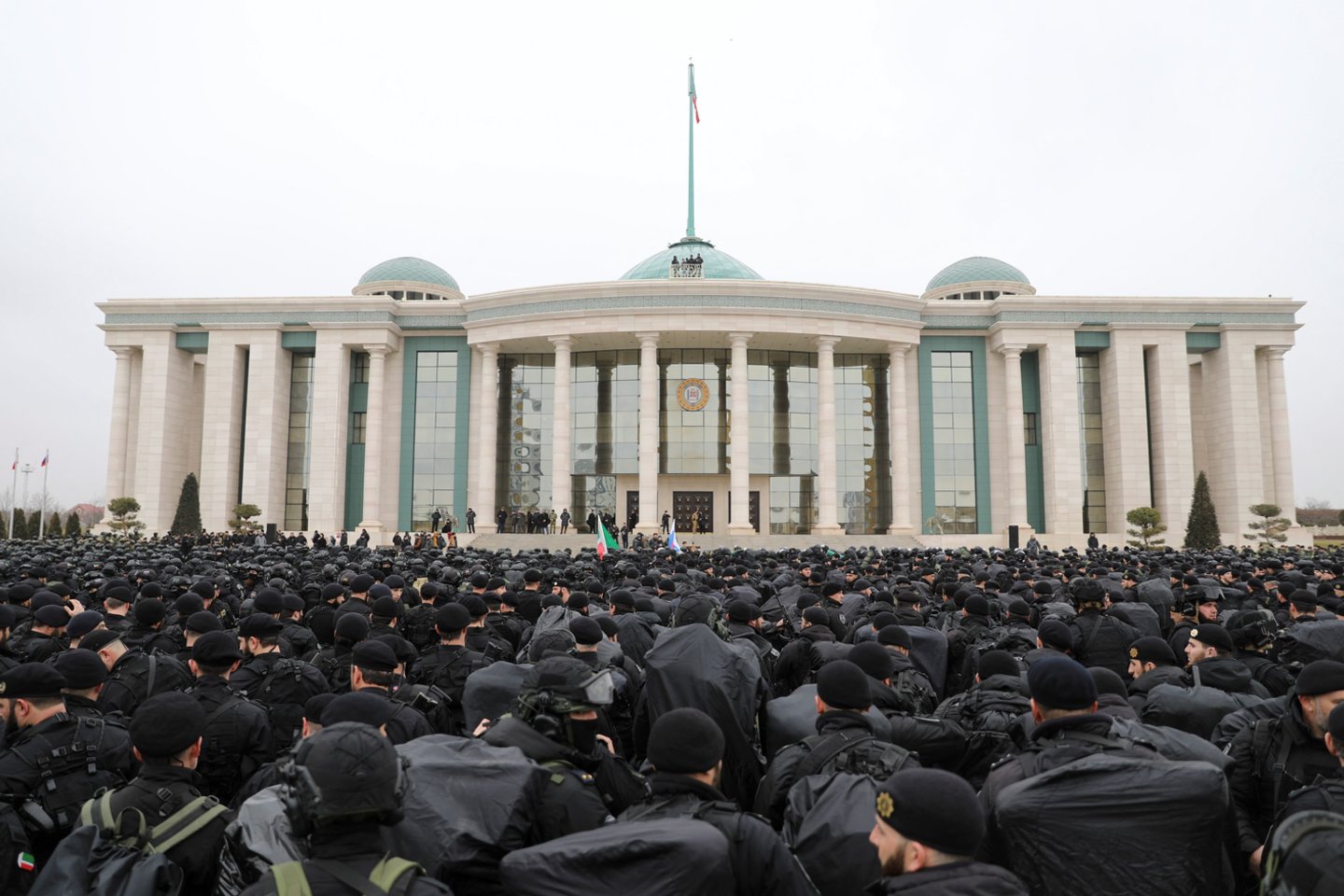  R.Kadyrovas kreipėsi į Grozno aikštėje susirinkusius smogikus.<br> Reuters/Scanpix nuotr.