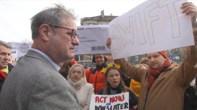 Proteste už Rusijos atkirtimą nuo SWIFT – Vokietijos ambasadoriaus pavaduotojas: teko stoti prieš minią