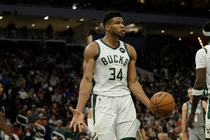 NBA čempionų neišgelbėjo paskutinysis G. Antetokounmpo metimas