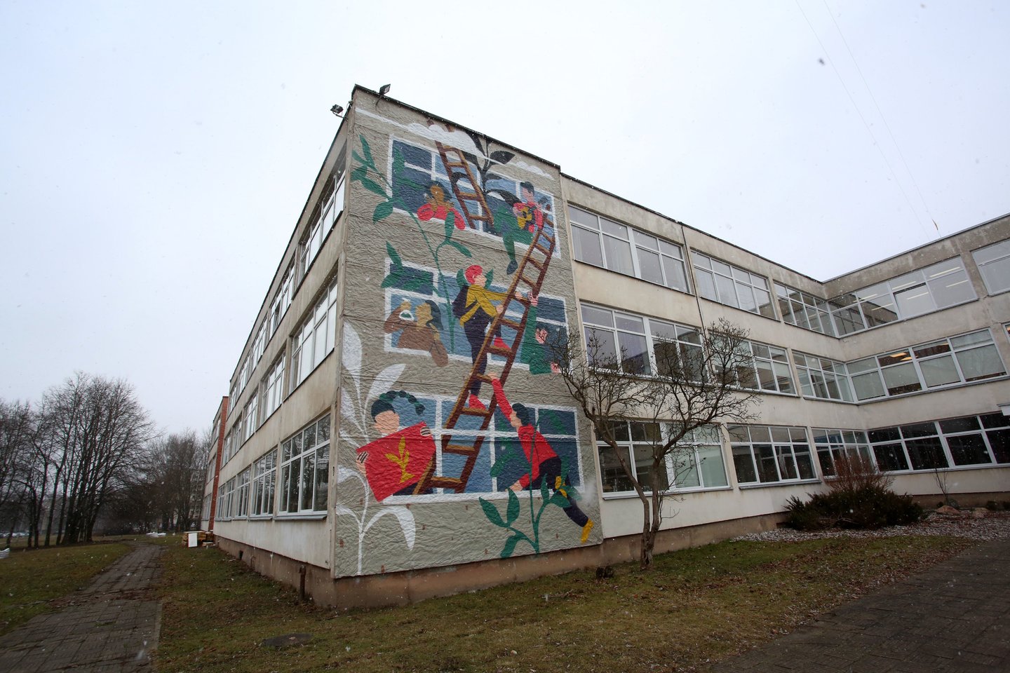 Piešinys ant sienos „Tarp langų“ vaizduoja Valdorfo mokyklos bendruomenę.<br>M.Patašiaus nuotr.