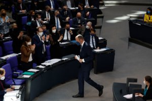 Pasaulio reakcija: daugėja šalių, uždarančių oro erdvę Rusijos lėktuvams, Ukrainai siunčiama karinė įranga