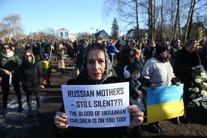 Sekmadienį Vilniuje, Kaune ir Klaipėdoje žmonės protestavo prieš Rusijos agresiją Ukrainoje