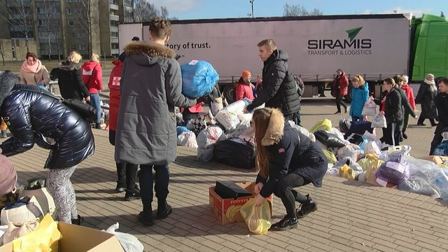 Krepšiais nešini lietuviai suskubo padėti ukrainiečiams: ne tik dalijasi savo daiktais, bet ir perka naujus