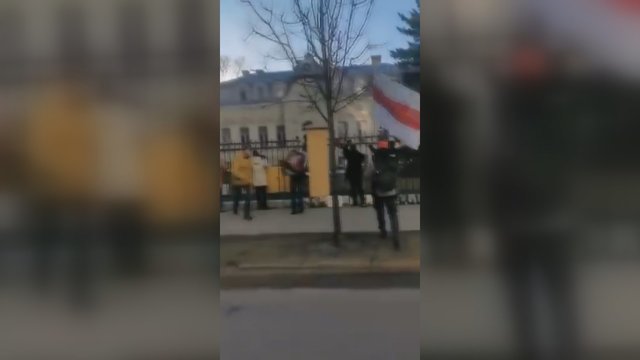 Užfiksuotas vyro elgesys prie Baltarusijos ambasados Vilniuje: peršokęs tvorą pakabino uždraustą vėliavą