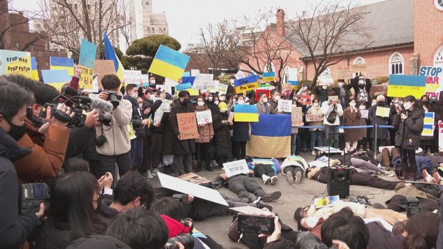 Pasaulis toliau reiškia palaikymą Ukrainai: prie Rusijos ambasados Seule surengtas protestas