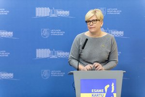 Vyriausybė visų koronaviruso ribojimų atsisakyti kol kas nežada: kelia nerimą vienas rodiklis