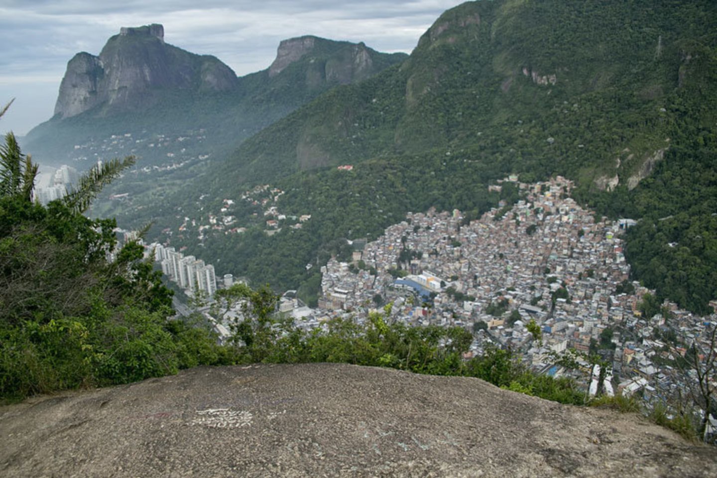 Dois Irmaos kalnas iškilęs virš miesto 533 m. Kitoje kalno pusėje – Rocinha favela – pati didžiausia favela Brazilijoje.<br>S.Bertovienės nuotr. 