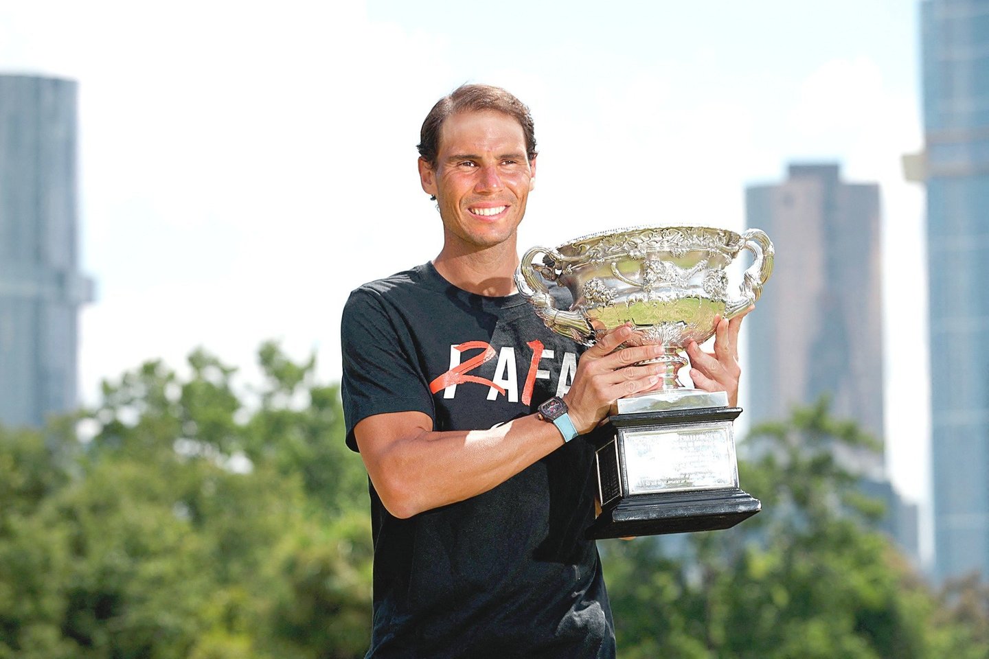 Australijoje triumfavęs ispanas R.Nadalis iškovojo 21-ąjį „Grand Slam“ titulą, o australė A.Barty – trečiąjį.<br>AFP/„Scanpix“ nuotr.