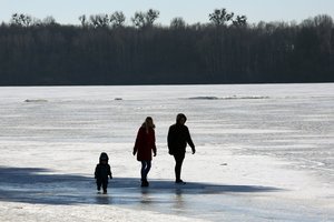 Specialistai primena: pavasarinis vandens telkinių ledas ypač pavojingas