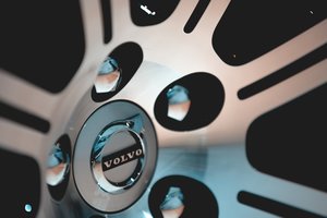 „Volvo“ stabdo gamybą ir pardavimus Rusijoje