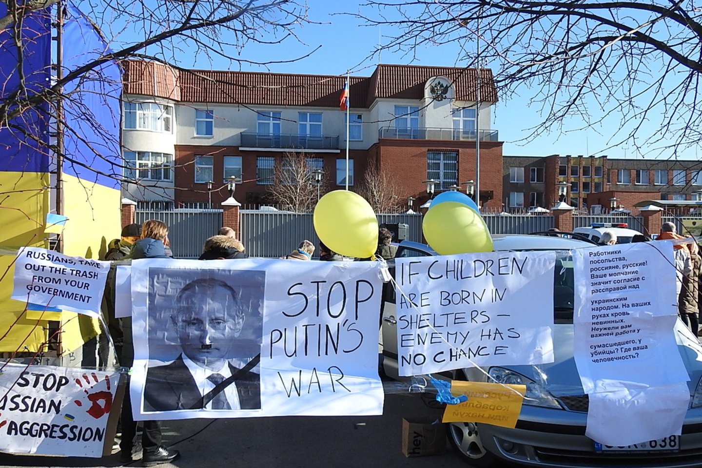 Klaipėdiečiai šalia Rusijos generalinio konsulato  protestavo prieš karą Ukrainoje .<br> G.Pilaičio nuotr.