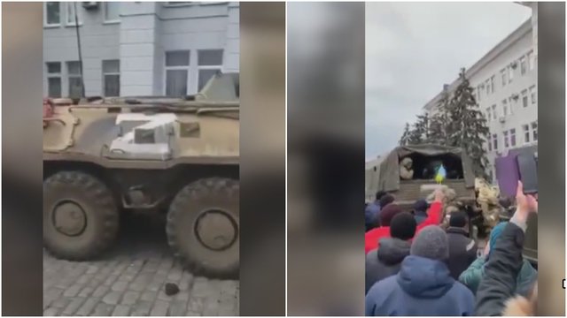 Rusų apgultame Ukrainos mieste – Sausio 13-ąją primenantys vaizdai: gyventojai stojo prieš tankus ir giedojo šalies himną
