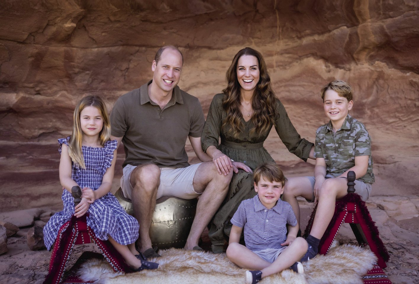 Williamas ir Catherine su vaikais Charlotte, Louis ir George’u Jordanijoje. Šią nuotrauką jie išplatino kaip kalėdinį atviruką.<br>Scanpix nuotr.