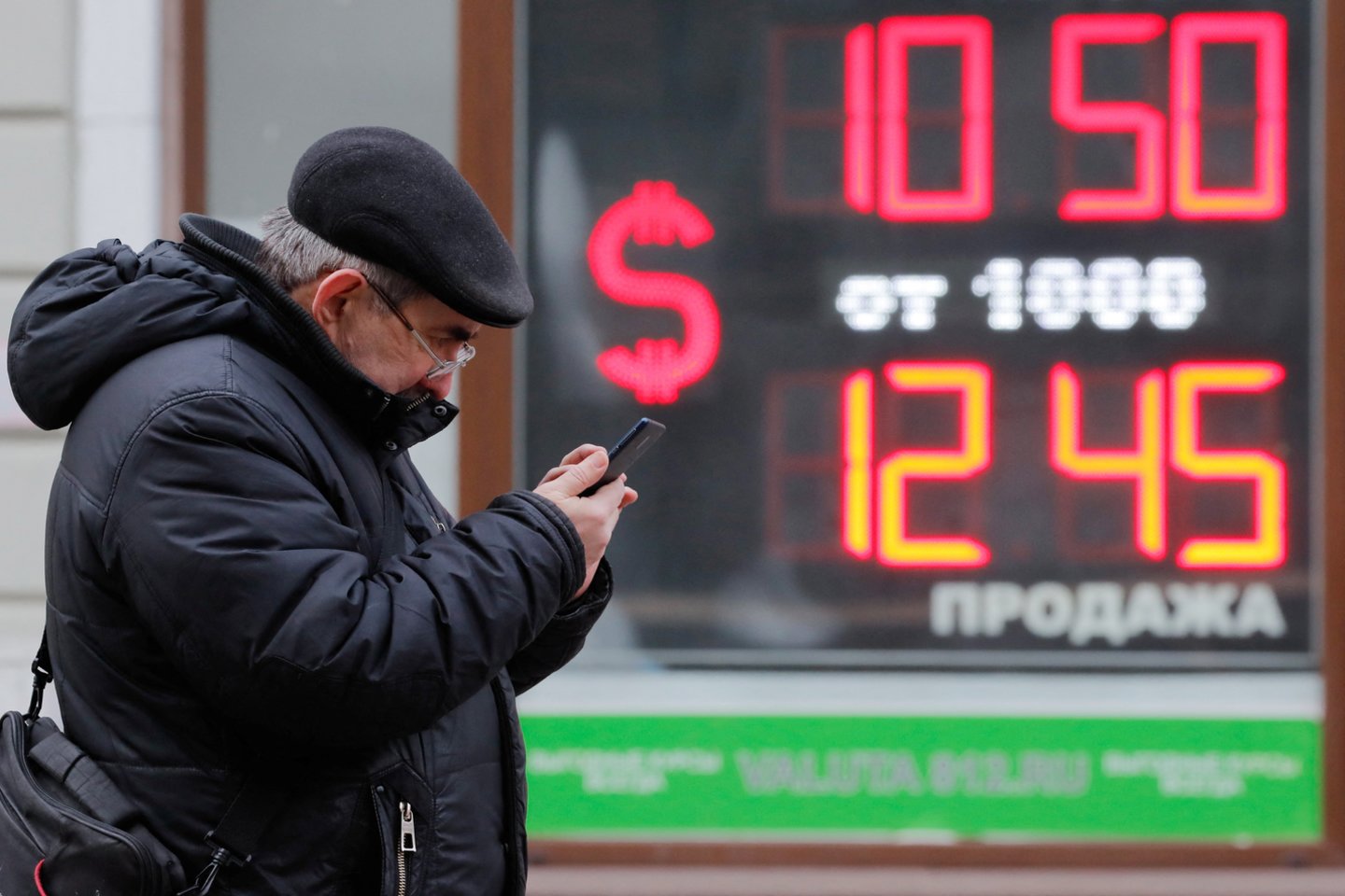 Grynųjų pinigų problema ne vien Maskvoje – Permėje, Kostromoje, Belgorode ir kituose miestuose žmonės taip pat skubėjo išsikeisti dolerių ar eurų.<br>Reuters/Scanpix nuotr.