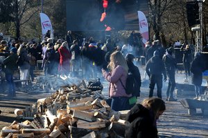 Prie Rusijos ambasados prasidėjo keturių dienų apgultis: jei V. Putino „nenukneckins“ savi, kova bus sunki