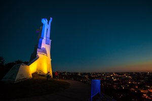 Vilniaus įmonės ir gyventojai raginami apšviesti pastatus Ukrainos vėliavos spalvomis