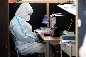 Per parą Lietuvoje nustatyta vėl beveik 7 tūkst. užsikrėtimų COVID-19, užkratas pražudė dar 10 žmonių