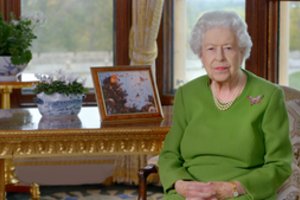 Karalienė Elizabeth II po nerimą sukėlusios COVID-19 sugrįžo į darbą