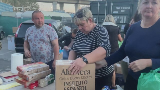 Minia savanorių Ispanijoje renka aukas Ukrainai: prikrovė sunkvežimį vaistų, maisto bei drabužių