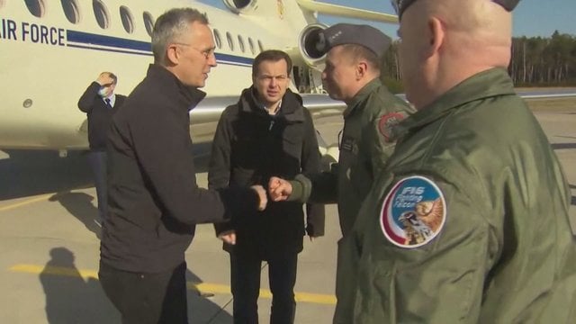 J. Stoltenbergo apsilankymas Lenkijos oro bazėje: ragino Rusiją nutraukti karą Ukrainoje