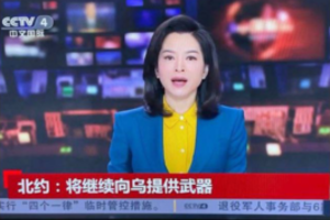 Melagienas skelbianti Kinijos pranešėja – dėmesio centre: jos aprangoje užkoduota svarbi žinutė